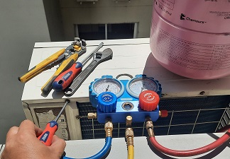 Técnico realizando mantenimiento de aire acondicionado